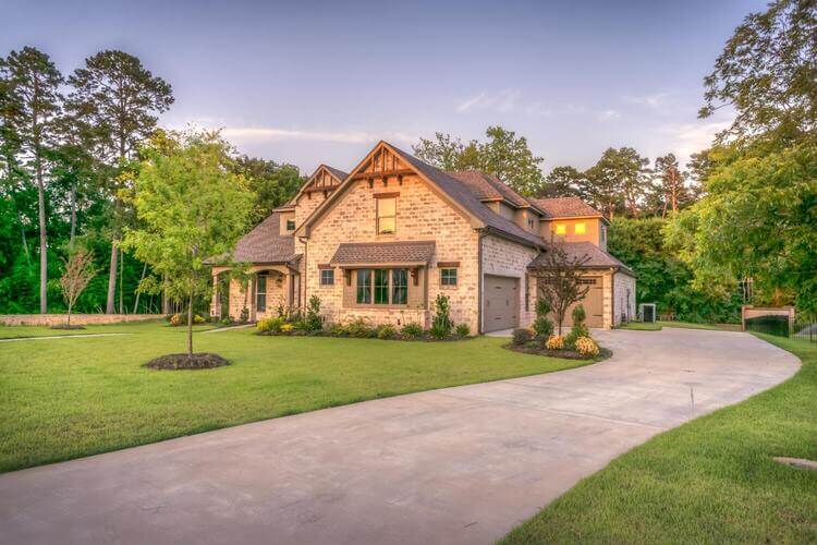 Maison au bord d'une forêt